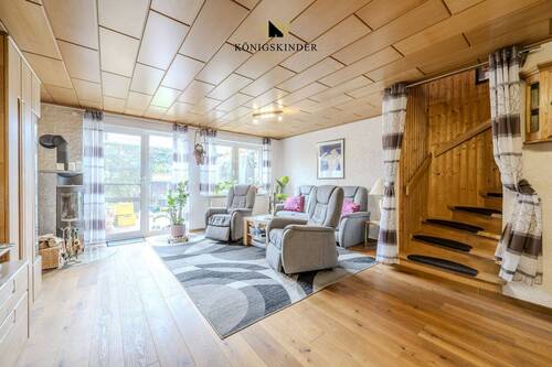 Warmes Anbiente dank Holz und Licht - 