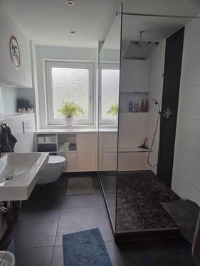 großes Tageslicht-Badezimmer - 4-Zimmer-Eigentumswohnung mit Südwest-Balkon in Velbert-Neviges