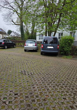 zwei Stellplätze hinterm Haus - 