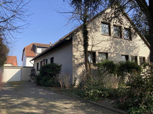 Vorderansicht 1 - Großes Einfamilienhaus in sehr guter Lage mit Sanierungsbedarf