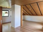 Wohnzimmer - Wohnzimmer, Leer (unmöbliert) - (KI generiert) - 4 Zimmer Etagenwohnung in Oftersheim