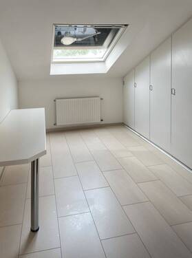 Arbeitszimmer - Wohnzimmer, Leer (unmöbliert) - (KI generiert) - 