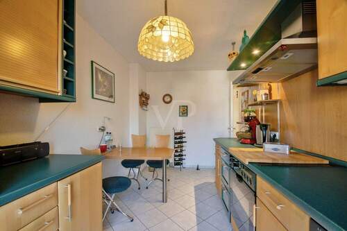 Küche mit Einbauküche und Zugang zum Balkon - 