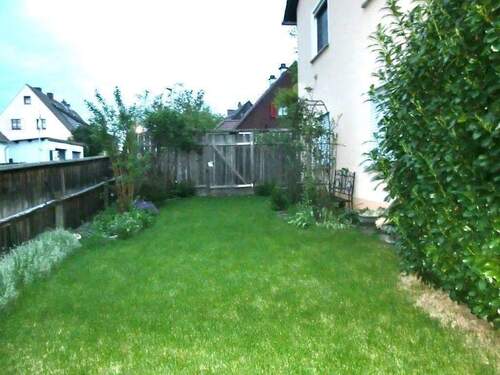 Hintereingang zum Garten - 9 Zimmer Mehrfamilienhaus, Wohnhaus in Niederwerrn