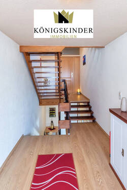 ...Treppenhaus zum Wohnbereich. - 