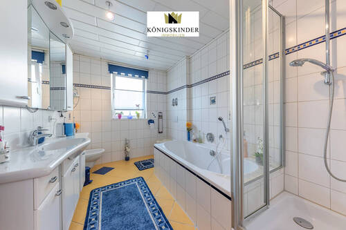 ...alles vorhanden im Badezimmer... - 