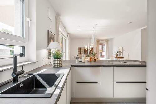 Einbauküche - 3 Zimmer-Wohnung mit eigenem Garten, Einbauküche und Full-Smart-Home