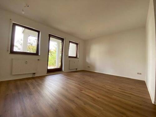 Wohnzimmer - 2-Zimmer-Wohnung mit Terrasse und kleinem Gartenanteil