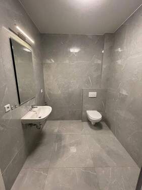 Badezimmer - Moderne 2-Zimmer-Wohnung in kernsaniertem Mehrfamilienhaus - mit kleinem Balkon
