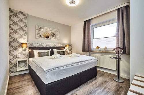 Wohnung EG rechts Schlafzimmer 1 - 