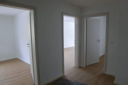 Blick vom Flur in Wohnz., Küche mit Essz. - Etagenwohnung mit 82,00 m&sup2; in Niederwerrn zur Miete