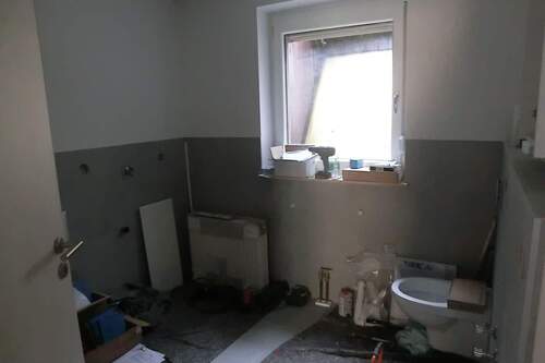 Badezimmer mit Dusche u. WC - 