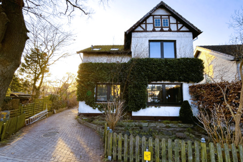 Hausansicht - Viel Platz für die ganze Familie – mit großem Garten und bis zu 5 Schlafzimmern!