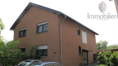 Hausvorderansicht mit Hauseingang - 