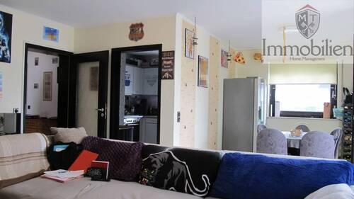 Wohnzimmer mit Zugang zum Balkon - 4 Zimmer Etagenwohnung in Lippstadt