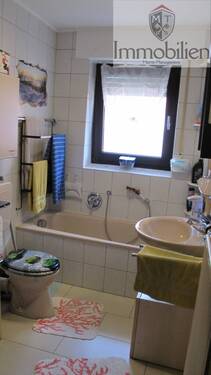 Tageslichtbad mit Wanne und Dusche - 