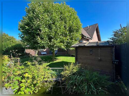 Garten mit Teichanlage und Gartenhütte - 