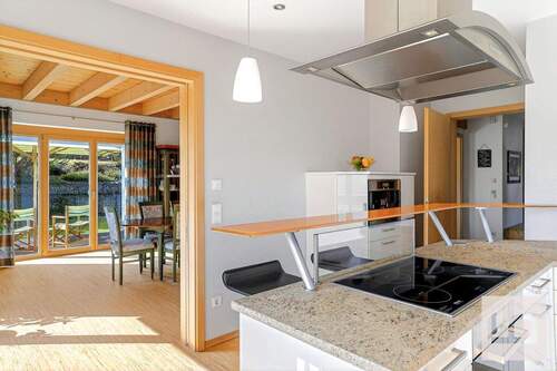 Küchentheke mit Blick zum Essbereich - 