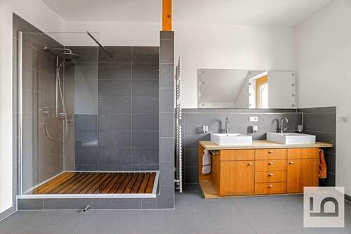 Bad im 1. OG mit XXL-Dusche - 