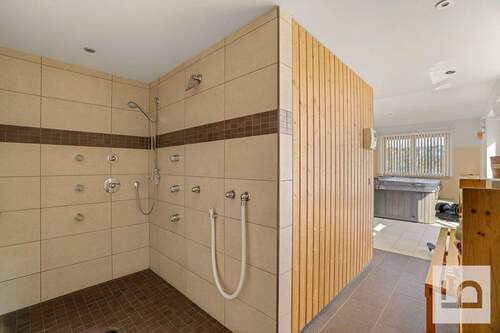 XXL-Dusche mit Blick zum Whirlpool - 