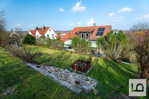 Blick vom Grundstück aufs Haus - 