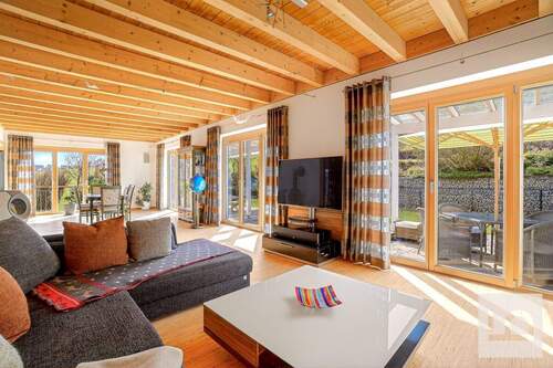 Blick vom Wohnbereich auf die Terrasse - 