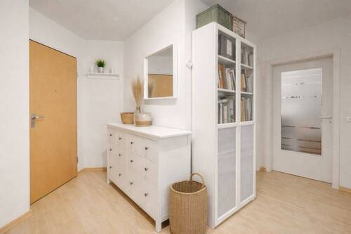 Der zentrale Flur - 2 Zimmer Etagenwohnung zum Kaufen in Rostock