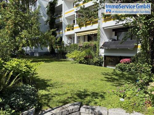 Titelbild - Großzügige 4-Zimmer-Wohnung mit Schwimmbadanteil, 2 Garagen und Zugang zum Gemeinschaftsgarten