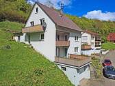 Süd-West Außenansicht - Renovierungsbedürftiges Zweifamilienhaus mit Garage in ruhiger Hanglage