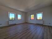Eibau 2.OG Wohnzimmer - großzügige, helle 2-Zimmerwohnung nach Teilsanierung zu vermieten.