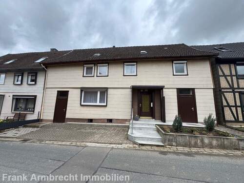Hausansicht - Reihenmittelhaus in Bad Gandersheim zu verkaufen.