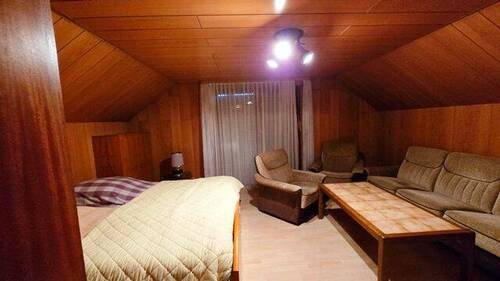 ... mit Holzpaneelen verkleidet - 