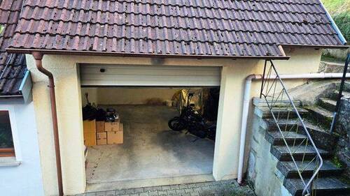 Große Garage im Nebengebäude - 