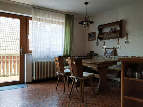 ... mit Zugang zum Balkon bzw. Nebeneingang - 