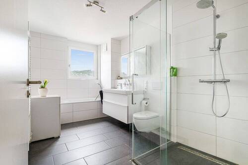 Bad mit Badewanne _ Dusche (DG) - 