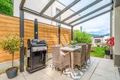 sonniger Außenbereich mit Glasdachpergola - 