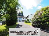 01_Straßenansicht1 - Viel Platz zum Leben - Großzügiges Anwesen auf 2.300 m² Parkgrundstück