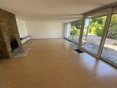 großes Wohnzimmer mit Kamin - 