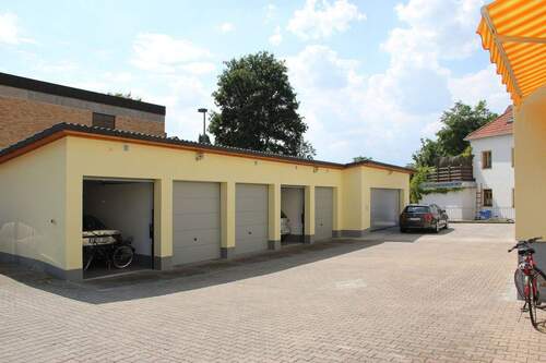 Garagen/Stellplatz - 