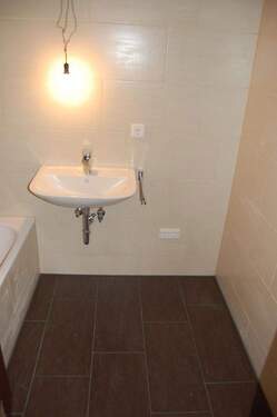 Bad mit Dusch-/Badewanne - 