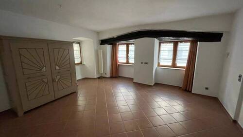Helles Wohnzimmer mit Schrank - 