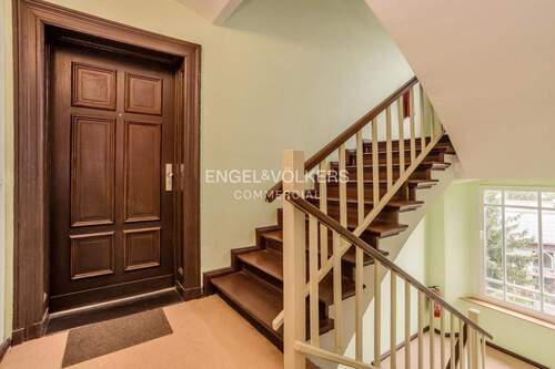 Treppenaufgang - Wohn- und Geschäftshaus mit leer stehender Remise