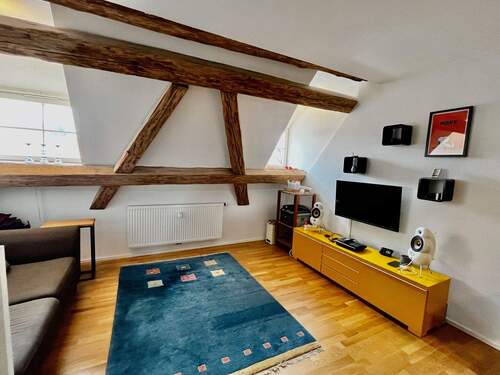 Wohnzimmer - Wo Geschichte auf Gemütlichkeit trifft: Ihr neues Refugium unterm Dach