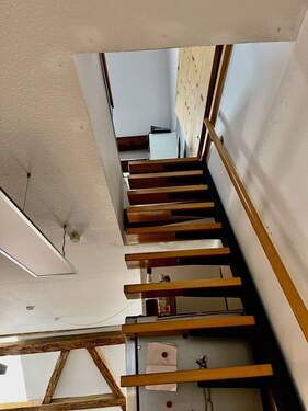 Schick eingepasst, eine schmale Treppe führt zum zweiten Dachgeschosszimmer - Etagenwohnung mit 59,40 m&sup2; in Salem zum Kaufen