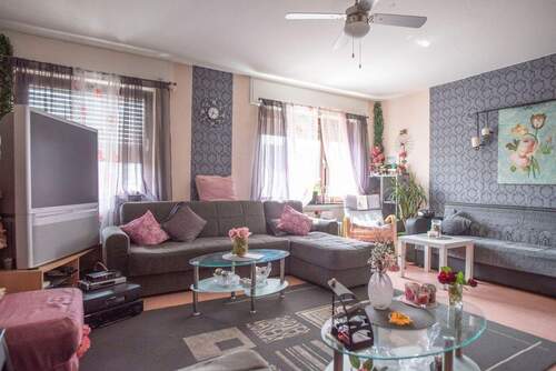 Wohnraum - 7 Zimmer Etagenwohnung zum Kaufen in Oberursel (Taunus)