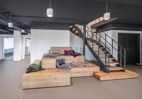 Treppe zum 4. OG - Moderne Büroräume in der Chiemgaustrasse - sofort beziehbar