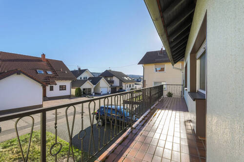Haus links: Balkon - 1 Zimmer Mehrfamilienhaus, Wohnhaus in Straubenhardt / Langenalb