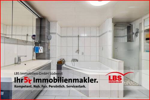 Bad mit Dusche u. Wanne - 