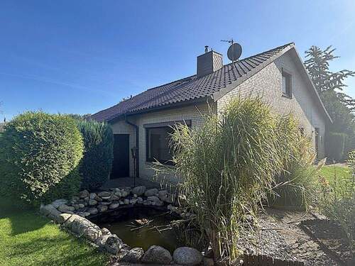 Teilansicht Haus, kleiner Teich - Einfamilienhaus mit 100,00 m² in Horst zum Kaufen
