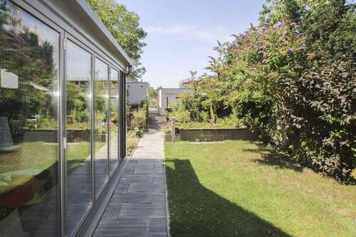 Blick in den Garten - 5 Zimmer Doppelhaushälfte zum Kaufen in München